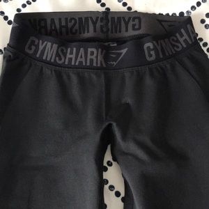 Gym shark leggings